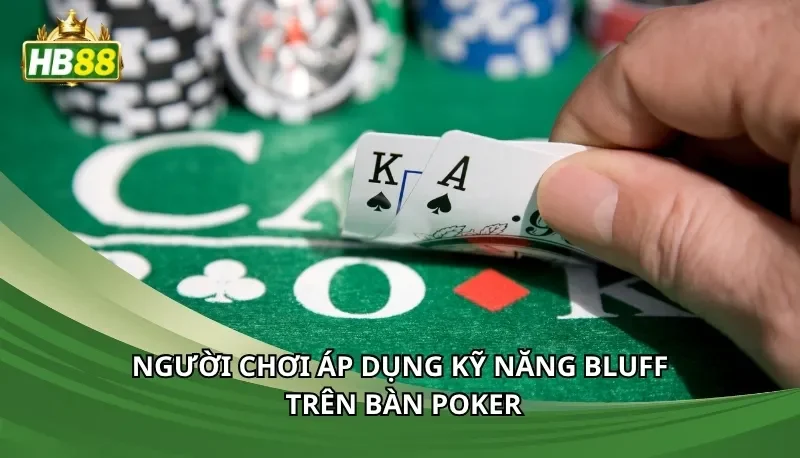 Người chơi áp dụng kỹ năng bluff trên bàn Poker