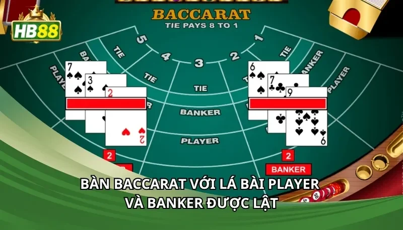 Bàn baccarat với lá bài player và banker được lật