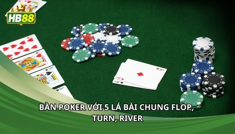 Bàn Poker với 5 lá bài chung flop, turn, river
